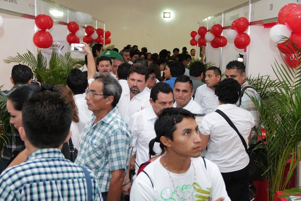 Cientos de jóvenes acuden a la Feria del Empleo