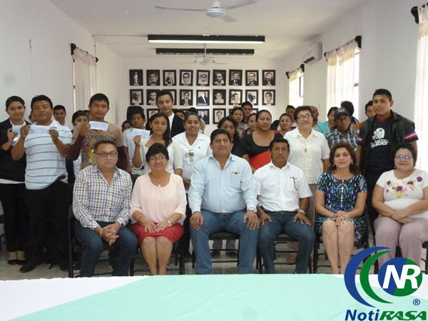 Ayuntamiento de Tizimín entrega apoyos económicos a estudiantes