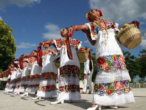 Habrá un recorrido histórico de danza y música, hoy en el desfile regional en plaza carnaval