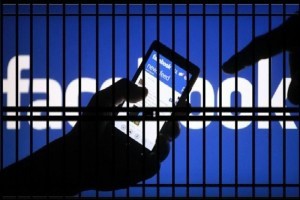 Usar facebook en la cárcel puede aumentar su condena