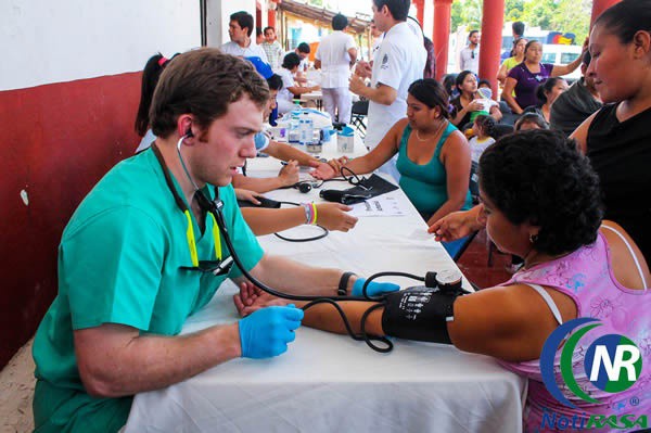 Brindan servicio médico gratuito en Yalcobá