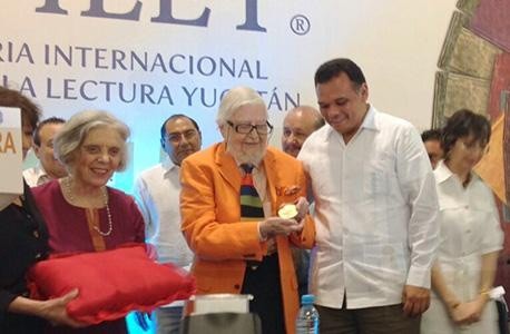 Recibe el premio excelencia en las letras José Emilio Pacheco  el escritor, Fernando del Paso