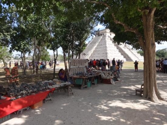 Ambulantes de Chichen Itzá no venden lo que realmente se piensa