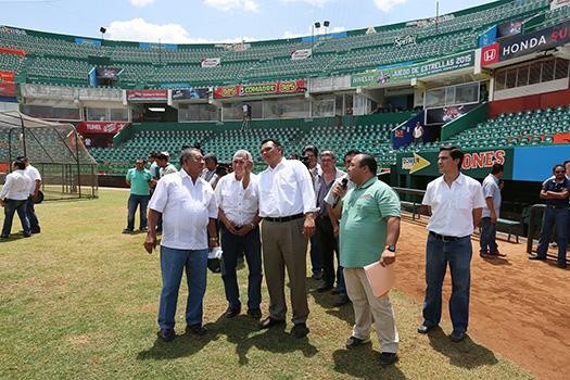 Supervisa el gobernador trabajos en el centro acuático del complejo deportivo “Kukulcán”