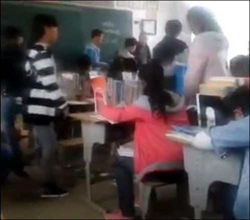 Profesor golpea a su alumna en el aula de clases