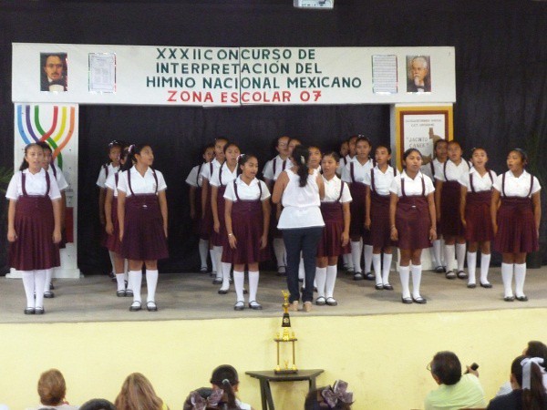 Secundaria de Tizimín por representar a la Zona 07 en concurso estatal de Himno Nacional Mexicano