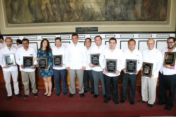 Entregan el Premio Yucatán al Emprendedor 2014