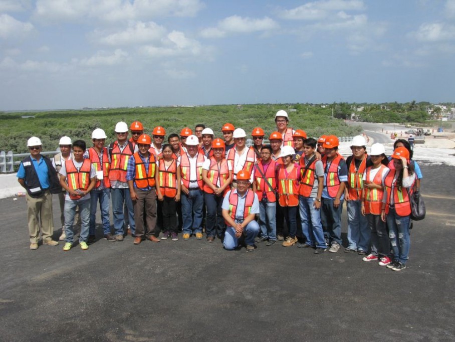Universitarios realizan visita técnica en el distribuidor vial de acceso al puerto de progreso