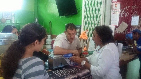 Bertha Trejo visita a locatarios del mercado de Tizimín