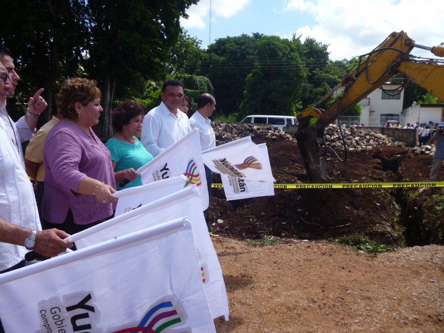 TIZIMIN: Gobernador preside banderazos de construcción de calles y un laboratorio.