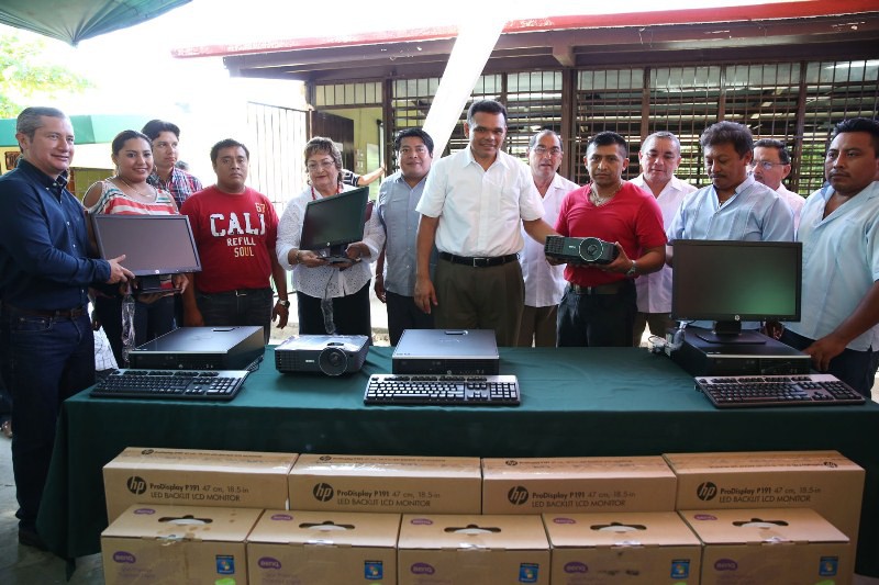  Se instalaron  computadoras, proyectores y pantallas en planteles educativos del Estado.