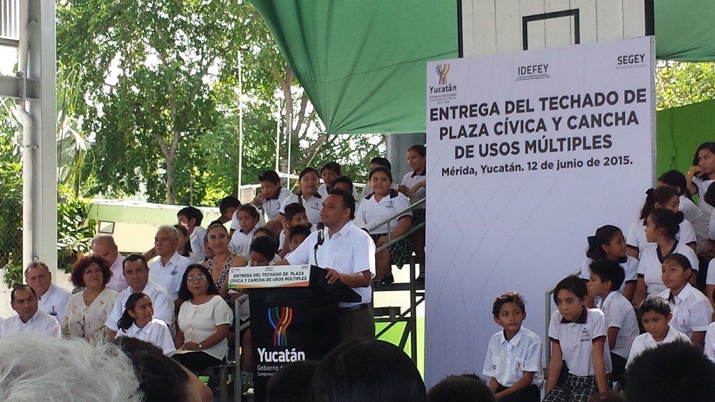 Techaron  la plaza cívica y entregaron la cancha de usos múltiples de la  escuela primaria "27 de septiembre"