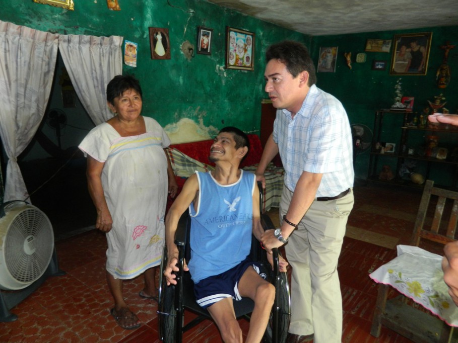 El senador Daniel Ávila Ruiz entregó silla de ruedas a persona que padece de parálisis cerebral en la localidad de Hunucmá, Yucatán.