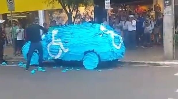 En youtube, circula un vídeo en el cual se castiga a un hombre por estacionarse en la zona de discapacitados