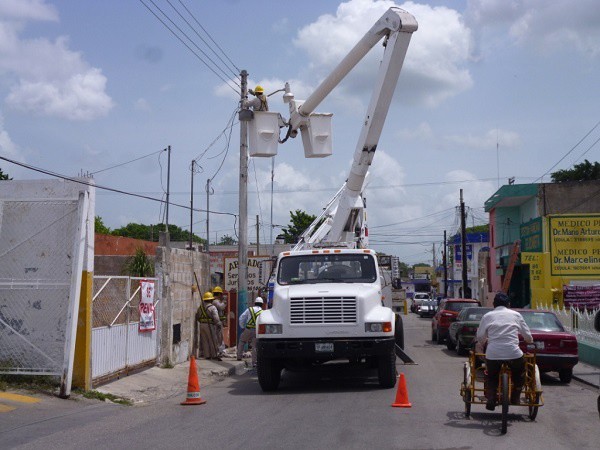 CFE intensifica mantenimiento a instalaciones eléctricas, en Tizimín 