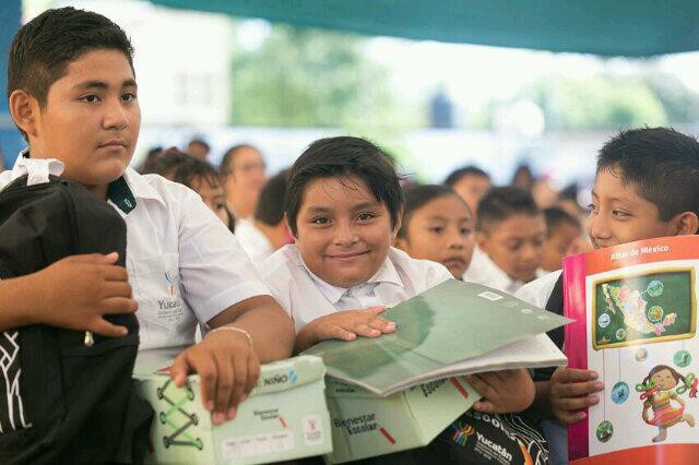 Continúa la entrega de mochilas, zapatos y camisas de “Bienestar Escolar” en 100 municipios.