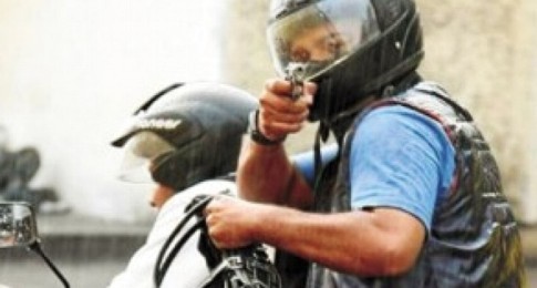 Motociclista armado asalta automovilistas