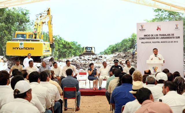 Rolando Zapata da el banderazo de inicio de trabajos del tramo carretero Ebtún-Valladolid