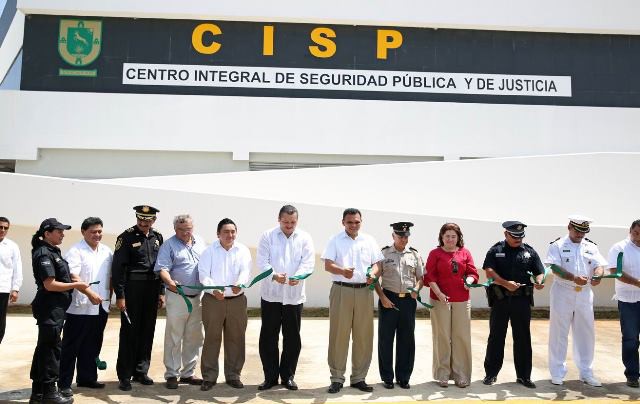 El gobernador Rolando  Zapata entrega obras e inaugura un centro de seguridad en Valladolid