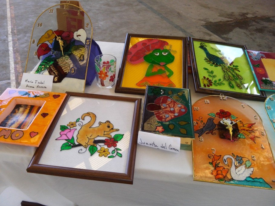 Mujeres en Kanasín trabajan con vitrales artesanales
