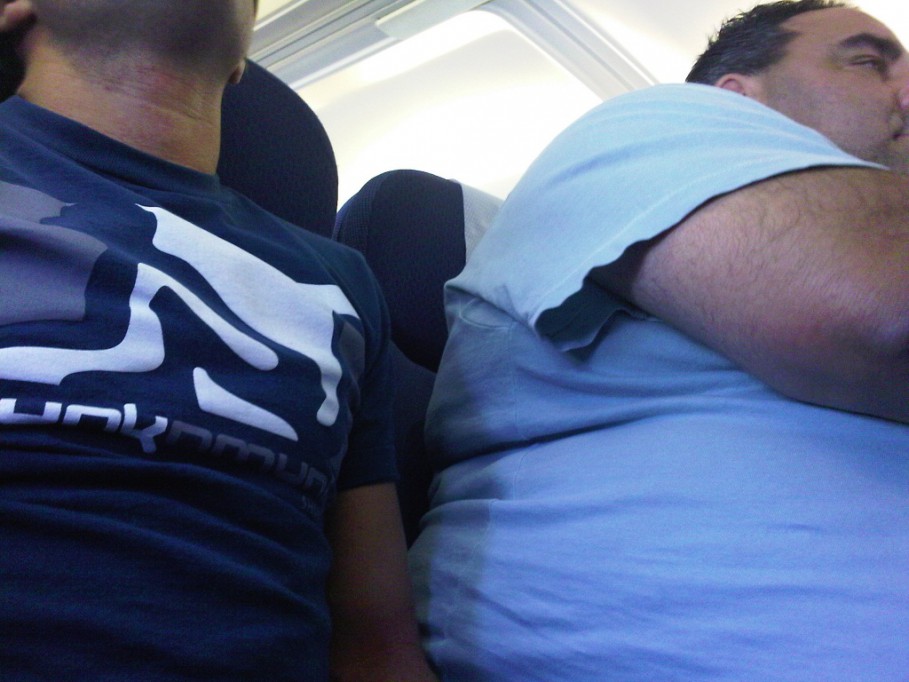 Demandan a aerolínea por culpa del "gordo"