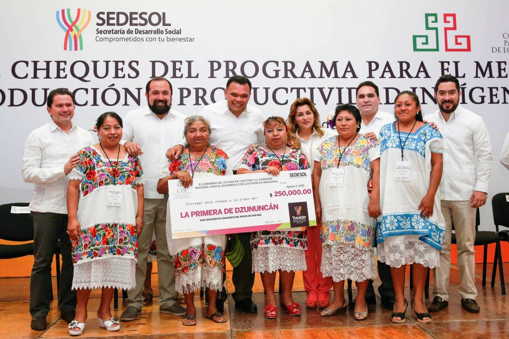 Entregan apoyo a  mujeres mayas  emprendedoras
