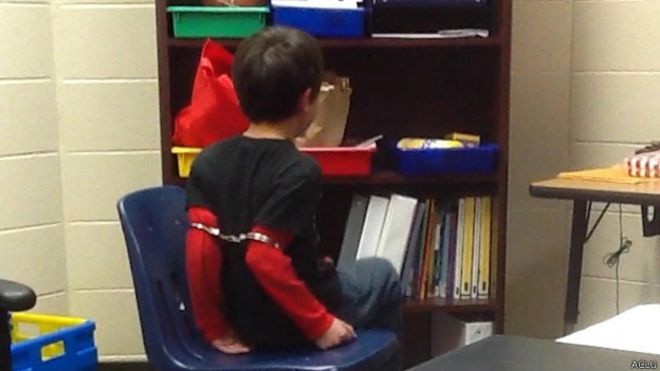 Niño arrestado en un salón de clases