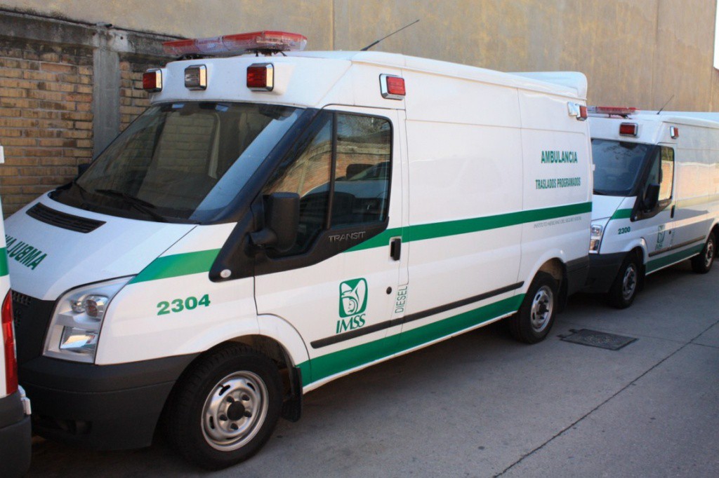 Entregan nuevas ambulancias al IMSS