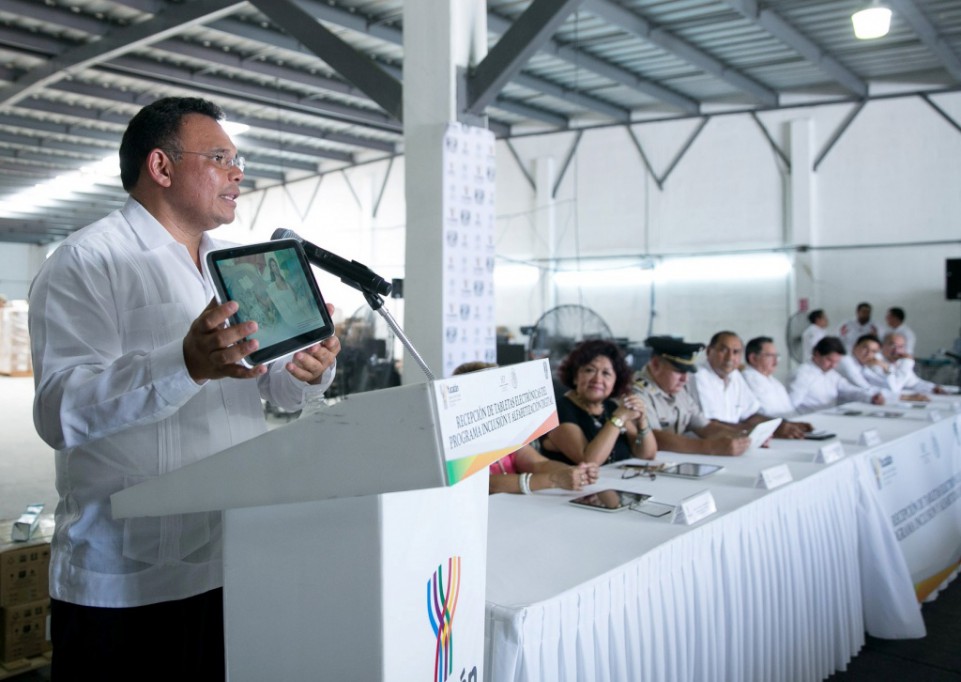 Entregan tabletas a niños de primaria