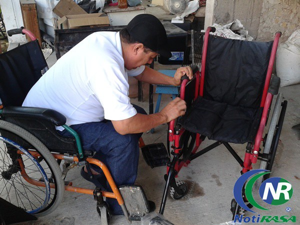 Pese a su discapacidad repara sillas de ruedas para ayudar a otros, en Tizimín