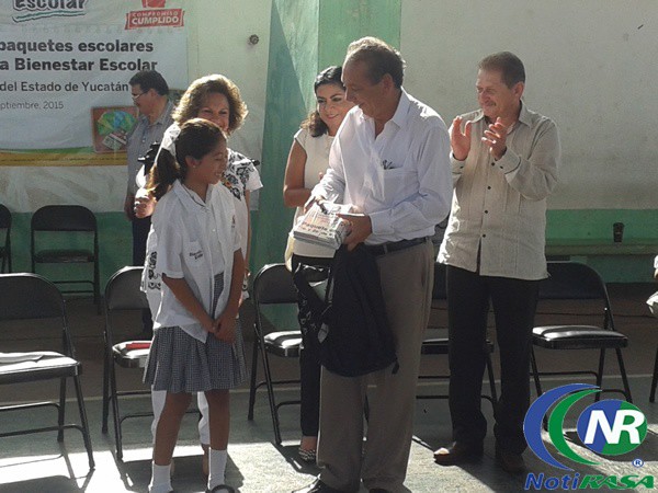 Más de 13 mil alumnos reciben útiles escolares en Tizimín