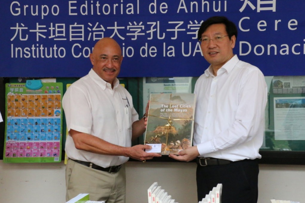 Donan libros al Instituto Confucio