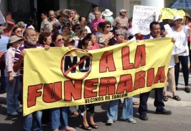 Vecinos de Tanlum protestan contra funeraria