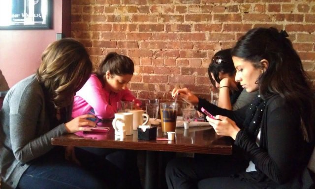 Phubbing, la grosería de usar el Smartphone durante una reunión