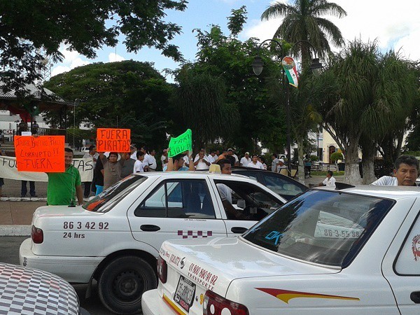 Ruleteros de Tizimín exigen en plantón la eliminación de taxis piratas