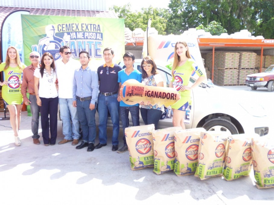 CEMEX entrega camioneta a ganador de concurso, en Tizimín