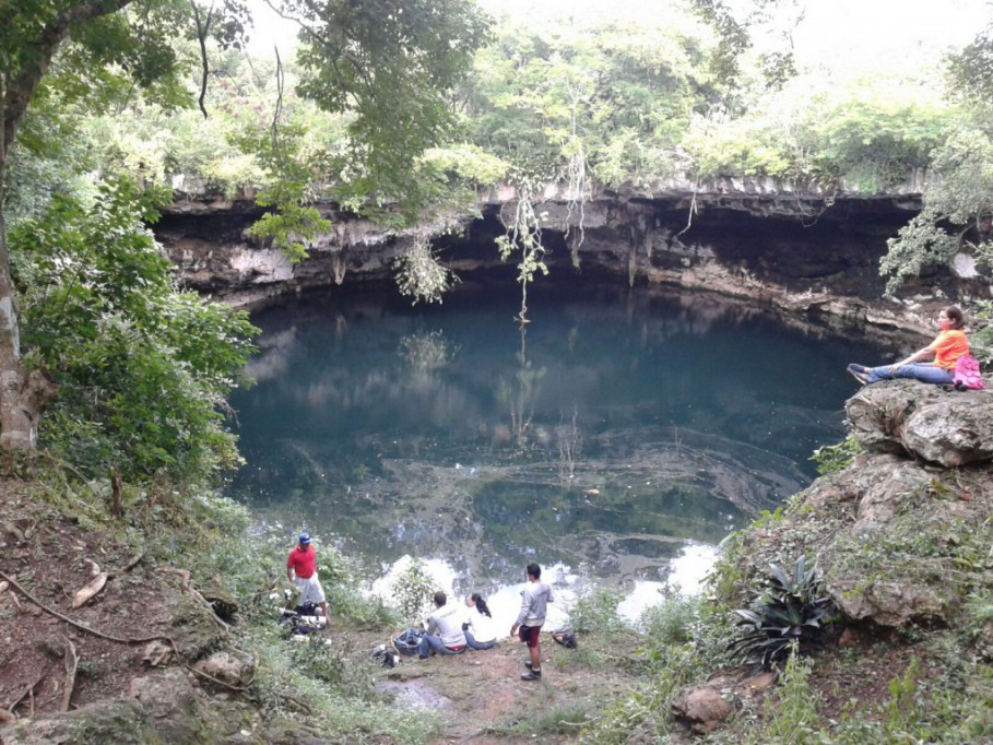 Limpian el cenote de Kikil