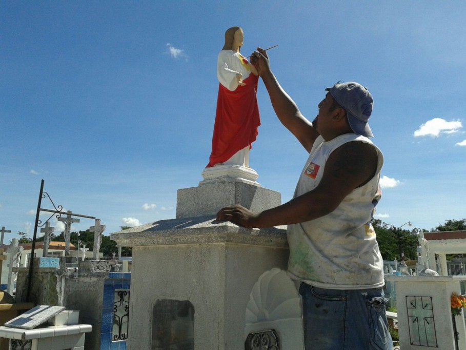 Ofrecen servicios de limpieza de lápidas en cementerio de Valladolid