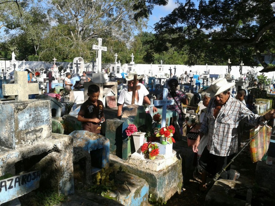 Romería en cementerios de Tizimín