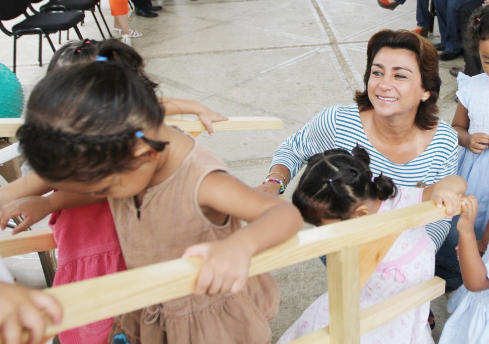 DIF Yucatán entrega equipo de rehabilitación a beneficio de niñas y niños del CAIMEDE.
