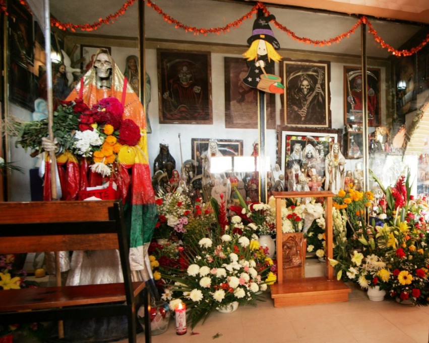 Yucatecos celebran a la Santa Muerte