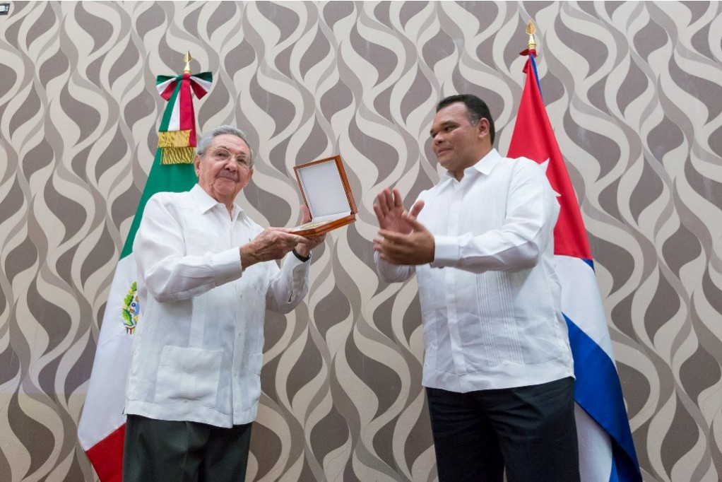 Raúl Castro recibe la medalla "Salvador Alvarado"