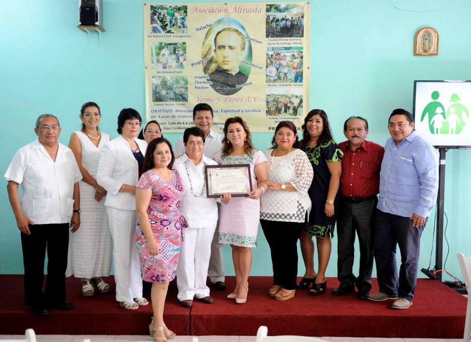 Reconocen altruismo de la presidenta del DIF Yucatán