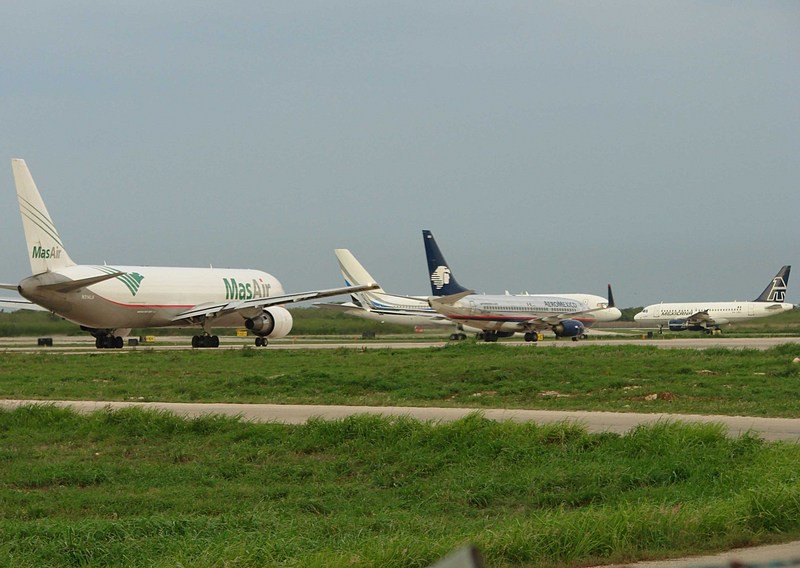 Aplican pruebas de salud a trabajadores del aeropuerto de Mérida.