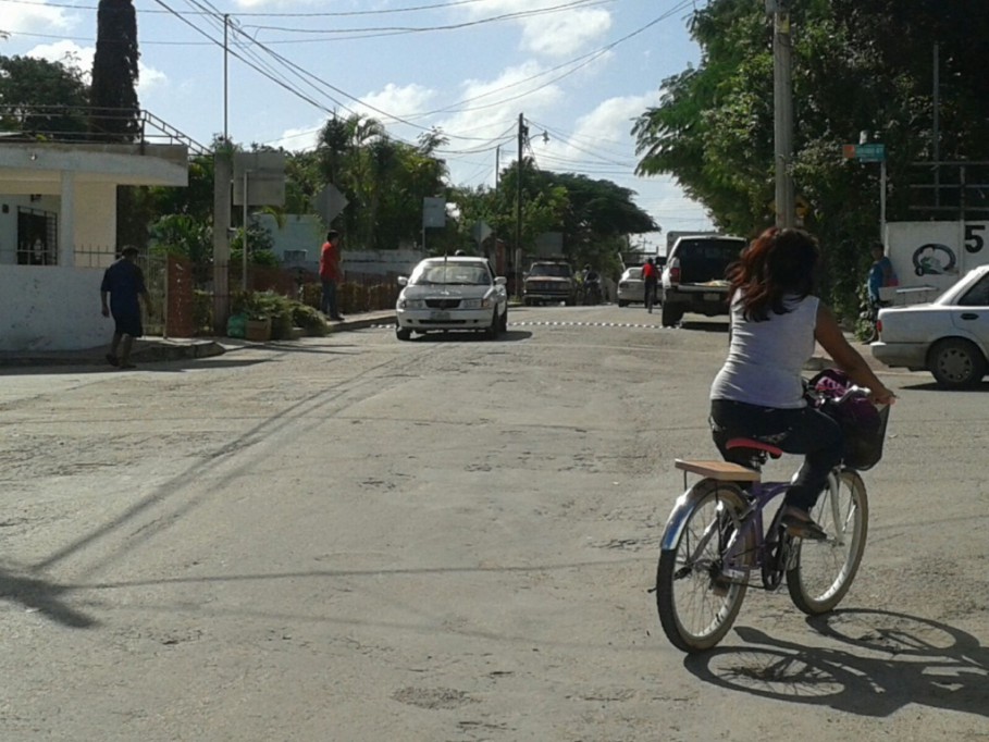 Dificultad vial por calle del Centro de Salud de Tizimín