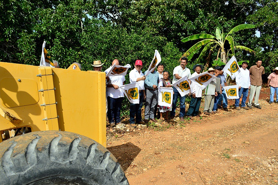 Construyen caminos sacacosecha en Oxkutzcab