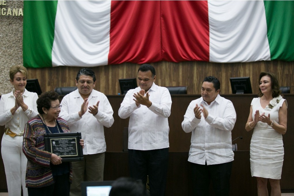 Entregan reconocimiento a la maestra Effy Luz Vázquez