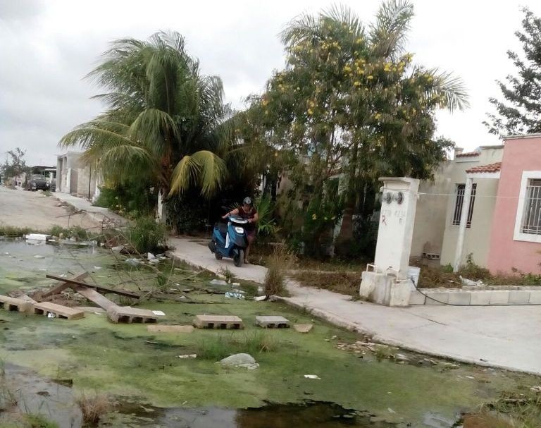 Reportan calle inundada en Kanasín