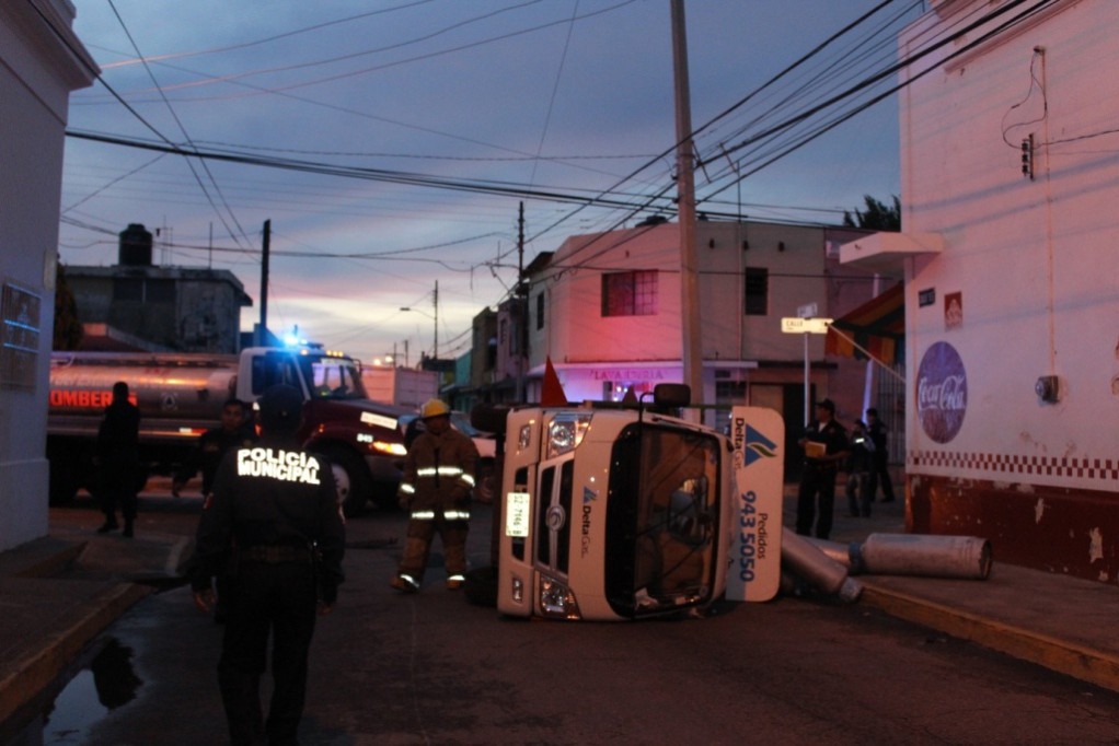 Vuelca camión de gas en Santiago