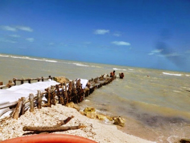 Retiran espigones ilegales en la costa yucateca